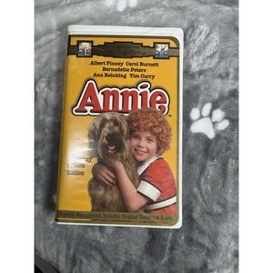 Annie VHS 1982, 1997 Clamshell Carol Burnett Tim Curry **Buy 2 Get 1 Free**